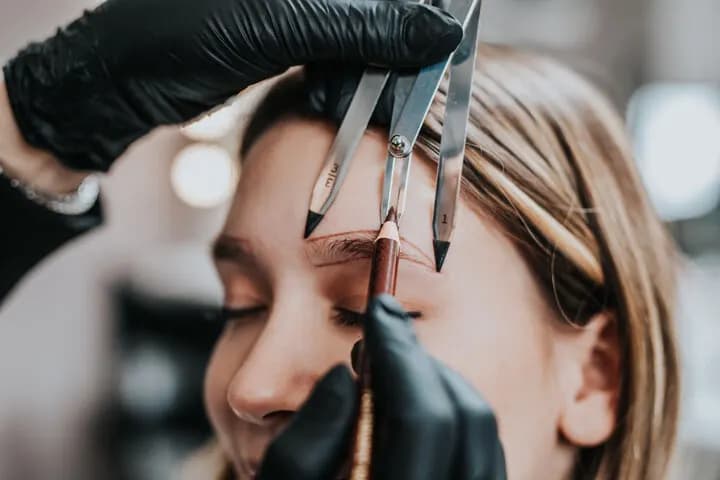 Cosmetic tattoo machine applying pigment